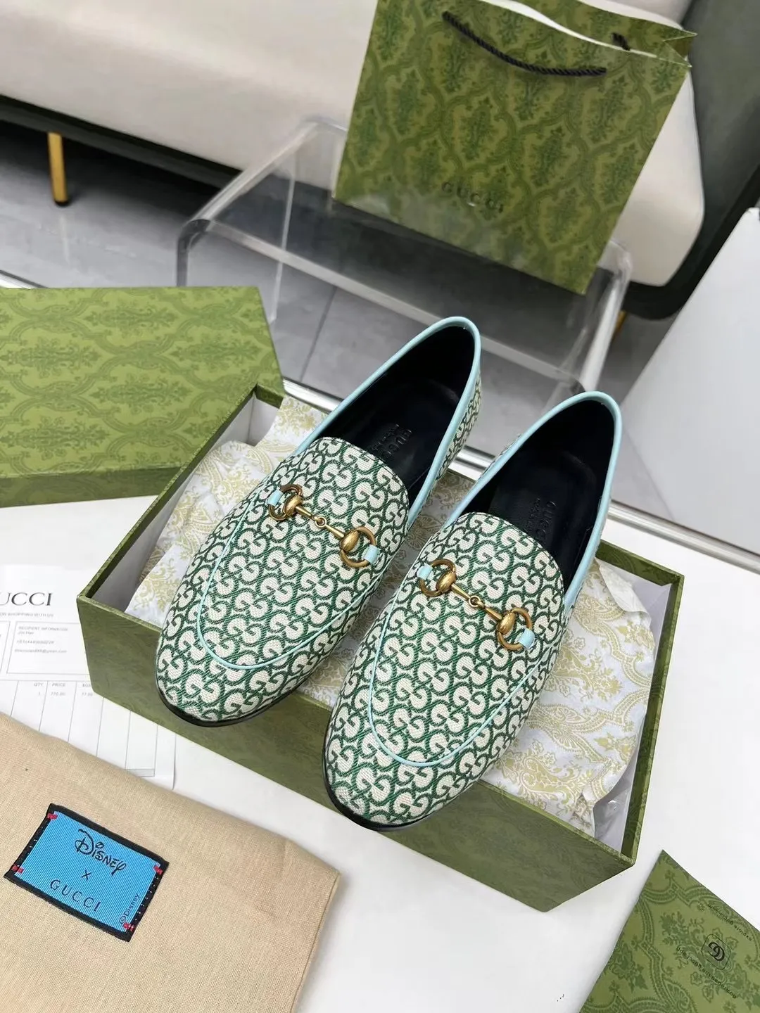 👟👟Ex-factory price 380👟👟 Genuine leather sole +50 Men +20 GUCCI latest fabric, double G side, chasing fashion, special matching, worth owning, super comfortable on the feet, generous and decent. Heel height 2Cm. Multiple colors to choose from: sizes 35-42, the picture above is a big seller. Male 38-46